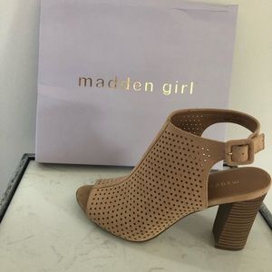 Madden Girl Beckie-C Women’s size 7 1/5 Open Toe Casual Slingback Tan Sandals